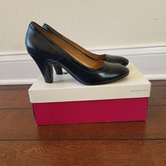 naturalizer navy heels